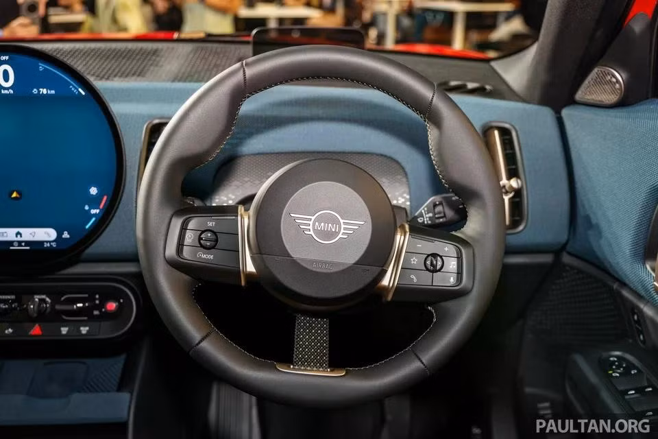 Sức mạnh được truyền đến 4 bánh thông qua hộp số ly hợp kép 7 cấp và hệ dẫn động ALL4, cho phép xe tăng tốc 0-100 km/h trong 7,4 giây, tốc độ tối đa đạt 228 km/h.