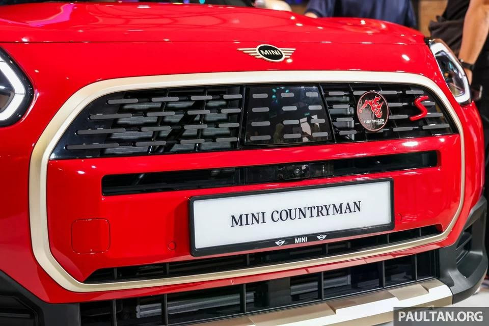 MINI Countryman S Fiery Stallion Edition gây ấn tượng với logo khắc họa hình ảnh một chú "hỏa mã" được cách điệu, nổi bật với phần bờm bốc lửa đầy mạnh mẽ.