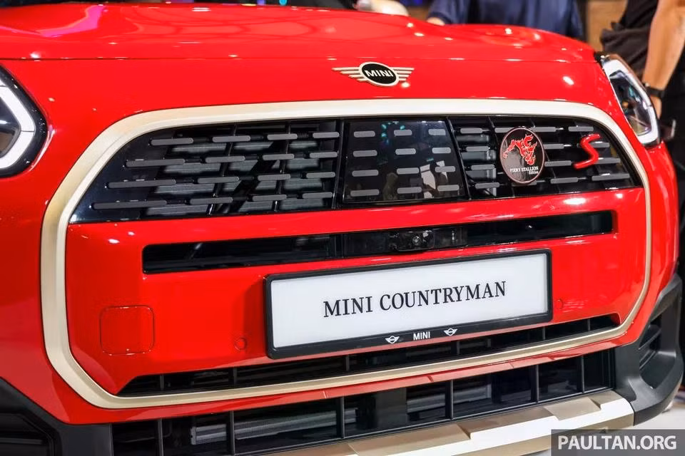 MINI Countryman S Fiery Stallion Edition gây ấn tượng với logo khắc họa hình ảnh một chú "hỏa mã" được cách điệu, nổi bật với phần bờm bốc lửa đầy mạnh mẽ.