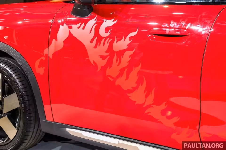 Điểm nhấn nổi bật nhất là họa tiết chiến mã với bờm và đuôi được cách điệu theo hình ngọn lửa, tạo nên cảm giác mạnh mẽ và đầy chuyển động.