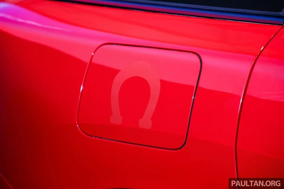 Đặc biệt, nắp bình xăng được trang trí với họa tiết móng ngựa, một vật phẩm may mắn trong văn hóa châu Âu và Bắc Mỹ.