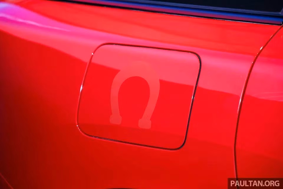 Đặc biệt, nắp bình xăng được trang trí với họa tiết móng ngựa, một vật phẩm may mắn trong văn hóa châu Âu và Bắc Mỹ.