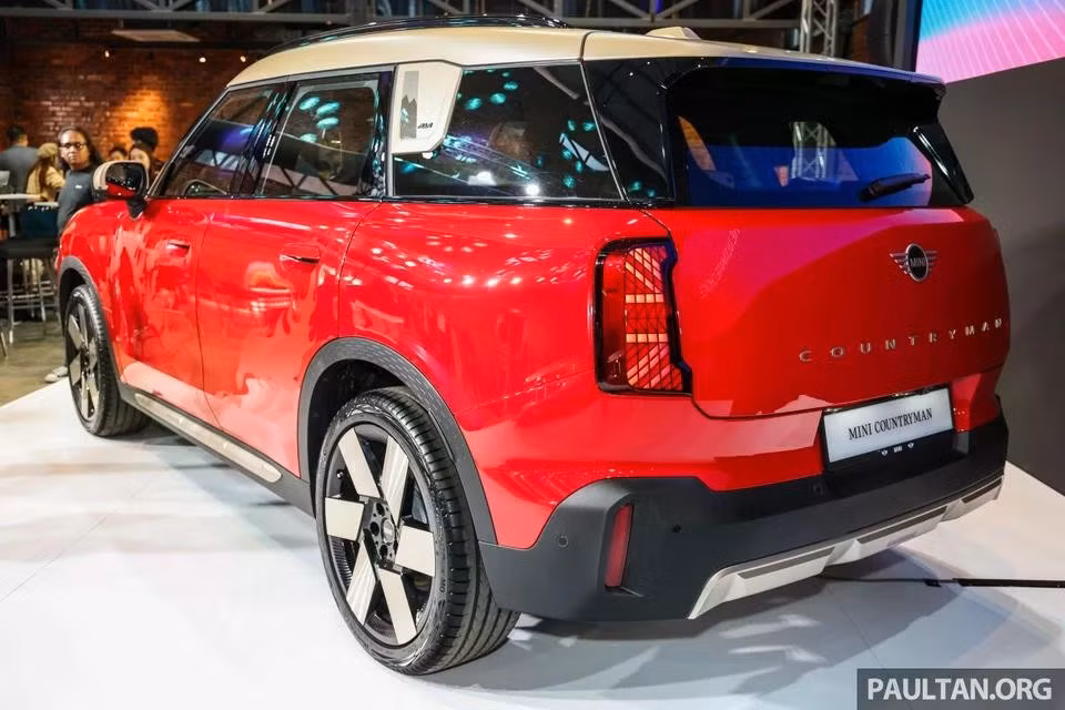 Chiếc xe được phát triển từ nền tảng MINI Countryman S ALL4, kết hợp phối màu đậm chất Á Đông và các chi tiết độc quyền của con giáp năm nay tại nhiều vị trí.