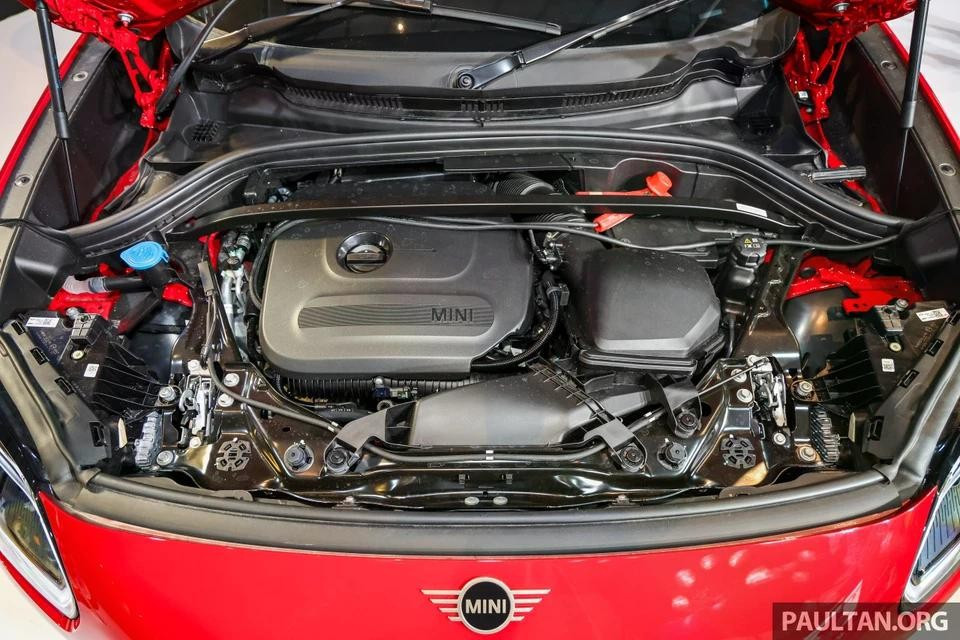 MINI Countryman S Fiery Stallion Edition vẫn được trang bị động cơ 4 xy-lanh thẳng hàng tăng áp 2.0L, công suất tối đa 204 mã lực và mô-men xoắn cực đại 300 Nm.