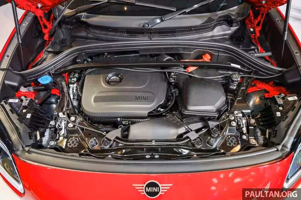 MINI Countryman S Fiery Stallion Edition vẫn được trang bị động cơ 4 xy-lanh thẳng hàng tăng áp 2.0L, công suất tối đa 204 mã lực và mô-men xoắn cực đại 300 Nm.