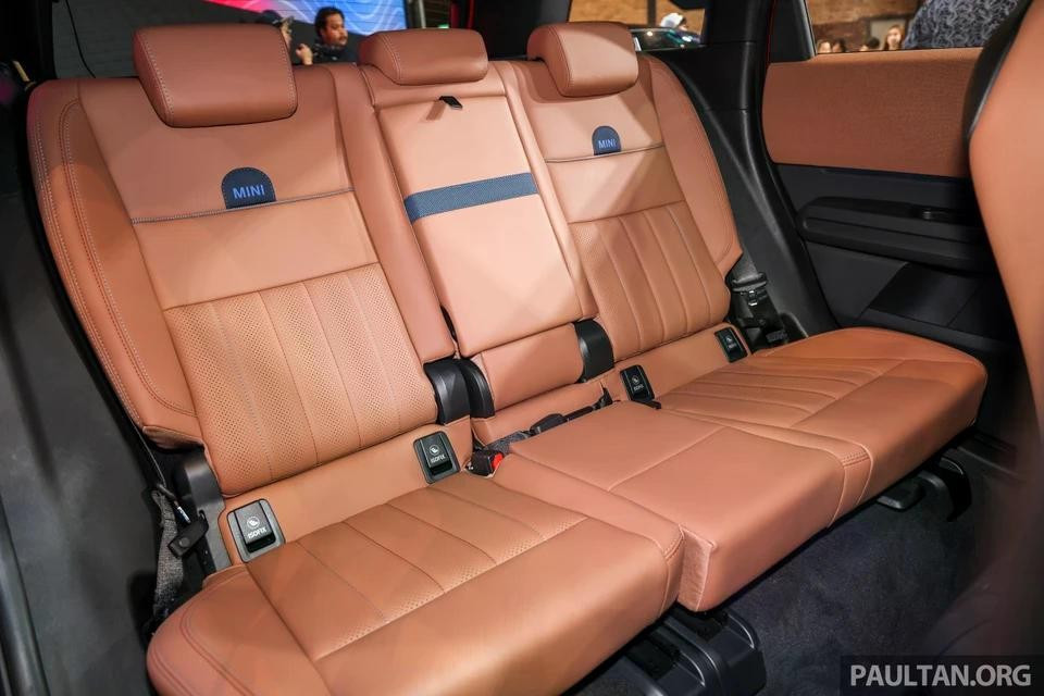 Ghế ngồi được thiết kế theo phong cách Favoured Trim với chất liệu da tổng hợp Vescin Beading màu nâu Vintage Brown. Hàng ghế sau có thể gập tựa lưng theo tỷ lệ 40:20:40 để tăng dung tích khoang hành lý từ 460 L đến 1.450 L.