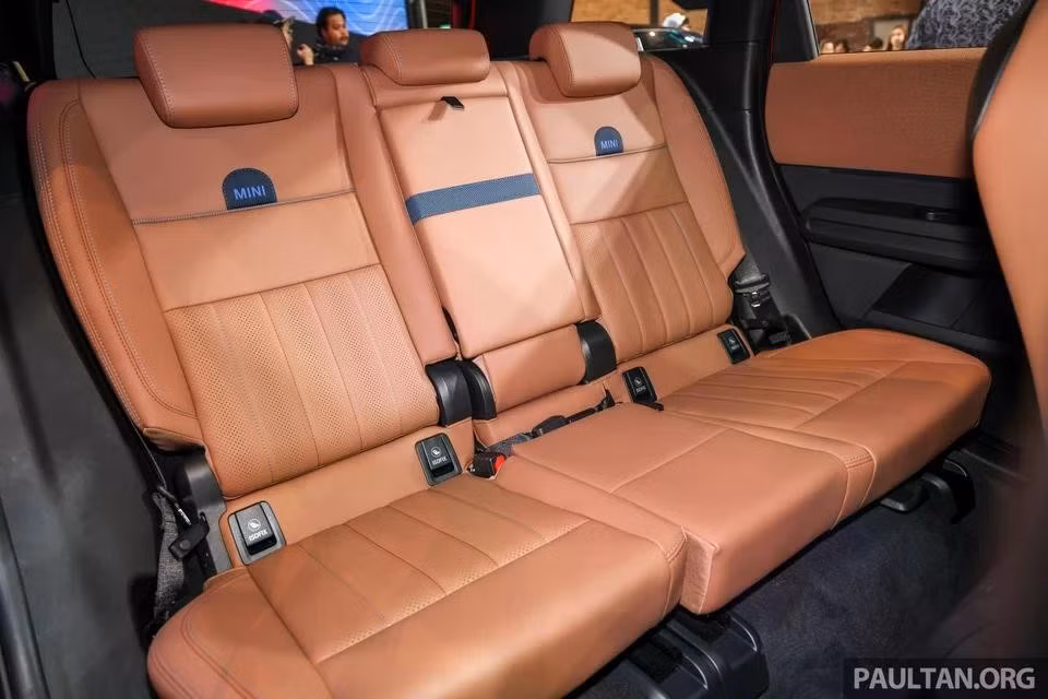 Ghế ngồi được thiết kế theo phong cách Favoured Trim với chất liệu da tổng hợp Vescin Beading màu nâu Vintage Brown. Hàng ghế sau có thể gập tựa lưng theo tỷ lệ 40:20:40 để tăng dung tích khoang hành lý từ 460 L đến 1.450 L.