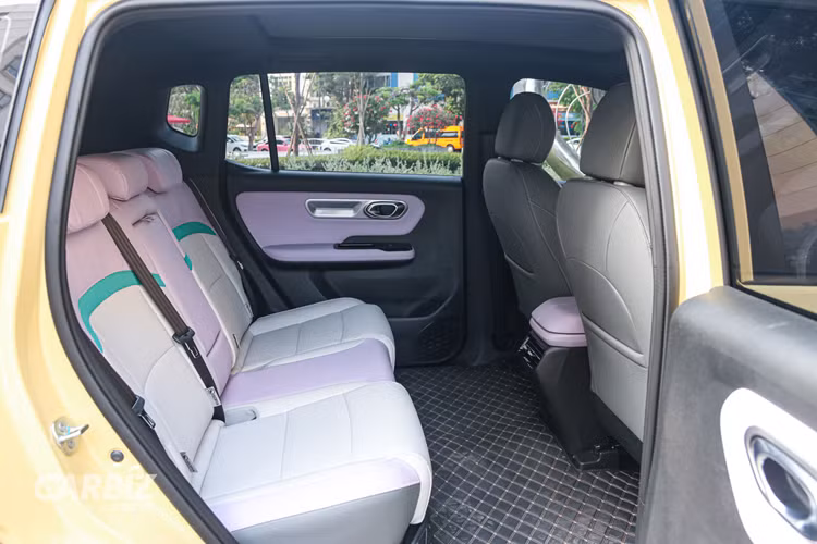 Hệ thống hỗ trợ lái trên GAC Aion Y Plus 2025 bao gồm tính năng tự động bám đuôi và kiểm soát hành trình thích ứng, giúp việc lái xe trở nên thoải mái hơn. Gương chiếu hậu bên ngoài cũng có chức năng gập tự động và sấy, nâng cao sự tiện lợi.