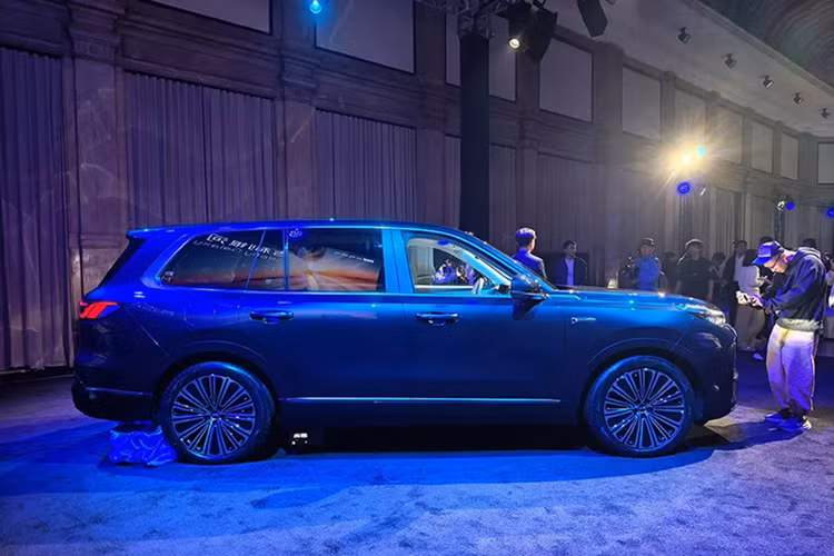 Đây là mẫu SUV 6 chỗ cỡ lớn được tích hợp công nghệ trí thông minh nhân tạo AI và phát triển dựa trên nền tảng khung gầm GEA Evo với mục tiêu thiết lập tiêu chuẩn mới cho dòng SUV cỡ lớn tại thị trường Trung Quốc. Geely Galaxy M9 sở hữu kích thước ấn tượng với chiều dài x rộng x cao lần lượt 5.205 x 1.999 x 1.800 mm.