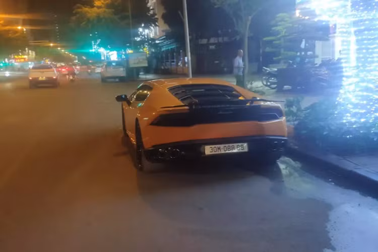 Được nhập về nước từ 10 năm trước, chiếc xe Lamborghini Huracan LP610-4 này đã có hơn nửa đời xe là ở Đà Nẵng, và mang biển kiểm soát 43A-567.89, 1 siêu biển sảnh rồng thật sự. Sau đó xe được bán vào trong Tp.HCM và biển số này vẫn theo xe đến năm 2025.