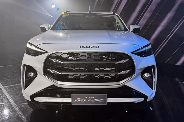 Hiện trang bị của Isuzu mu-X 2025 tại Việt Nam vẫn còn là ẩn số. Trong khi đó, ở thị trường Thái Lan, xe sở hữu những trang bị tiêu chuẩn như lưới tản nhiệt sơn màu xám đậm, vành hợp kim 18 inch, ghế bọc nỉ, màn hình cảm ứng trung tâm 8 inch và hỗ trợ kết nối Apple CarPlay/Android Auto không dây.