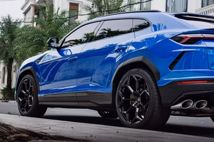 Động cơ kết hợp cùng hộp số tự động 8 cấp và hệ dẫn động 4 bánh giúp Lamborghini Urus có thể tăng tốc từ vị trí xuất phát lên 100 km/h trong 3,6 giây trước khi đạt vận tốc tối đa 305 km/h.