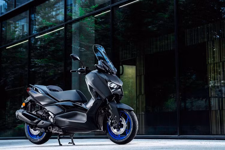 Hiện tại, Yamaha XMAX 300 đang được phân phối chính hãng thông qua hệ thống Revzone Yamaha Motor trên toàn quốc, với mức giá niêm yết 139 triệu đồng. So với các đối thủ cùng phân khúc hoặc xe nhập khẩu tư nhân, mức giá này được xem là khá cạnh tranh, đặc biệt khi xét đến danh sách trang bị tiện nghi mà xe sở hữu.