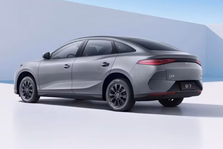 Hai loại pin này mang đến phạm vi di chuyển lần lượt 450 km và 520 km theo tiêu chuẩn CLTC. Thời gian sạc pin bằng sạc nhanh DC của 2 lọa pin này lần lượt là 0,47 giờ và 0,43 giờ. Hiện chưa rõ hãng BYD có kế hoạch bán e7 ở thị trường ngoài Trung Quốc hay không.