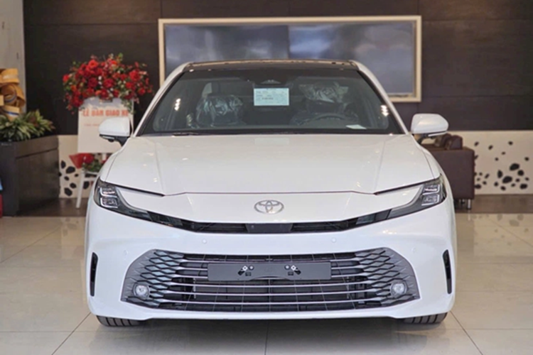Được biết, những chiếc xe Toyota Camry nhận chương trình khuyến mãi tại đại lý đều được sản xuất năm 2024 (số VIN 2024). Rõ ràng, đây là động thái nhằm giải phóng hàng tồn của đại lý. Tuy được giảm giá mạnh nhưng Toyota Camry vẫn có giá cao hơn hai đối thủ Mazda6 và Kia K5.