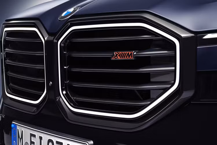 BMW XM 2026 được trang bị hệ truyền động plug-in hybrid với sự kết hợp của động cơ V8 4.4L tăng áp kép với mô-tơ điện sản sinh công suất 738 mã lực và mô-men xoắn 1.000 Nm. Xe có khả năng tăng tốc 0-96 km/h chỉ trong 3,6 giây và đạt tốc độ tối đa 282 km/h (khi trang bị gói M Driver’s Package).