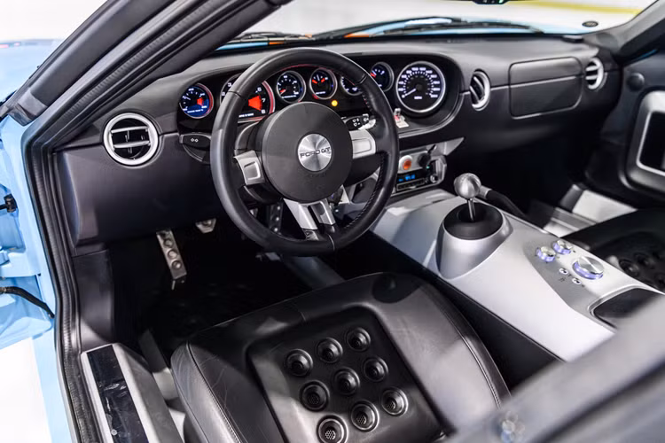 Nếu như huyền thoại Wayne Gretzky nổi tiếng với sự kiến tạo và ghi bàn, thì Ford GT mang phong cách mạnh mẽ không hề thua kém đồng đội cũ của ông.