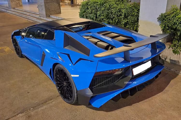 Sức mạnh được truyền tới cả bốn bánh thông qua hộp số tự động ISR 7 cấp. Xe có khả năng tăng tốc từ 0 - 100 km/h chỉ trong 2,9 giây; nhỉnh hơn 0,1 giây so với bản mui cứng và đạt vận tốc tối đa 350 km/h.