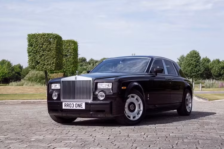 Có hai tùy chọn chiều dài cơ sở, phiên bản Extended Wheelbase dài hơn bản tiêu chuẩn 8,7 inch là chiếc Phantom ngắn nhất từ cuối những năm 1930. Phantom VIII Series II ra mắt năm 2022 và được bán từ năm 2023, với các nâng cấp như đèn pha mới, bánh xe mới và chi tiết ngoại thất quanh lưới tản nhiệt.