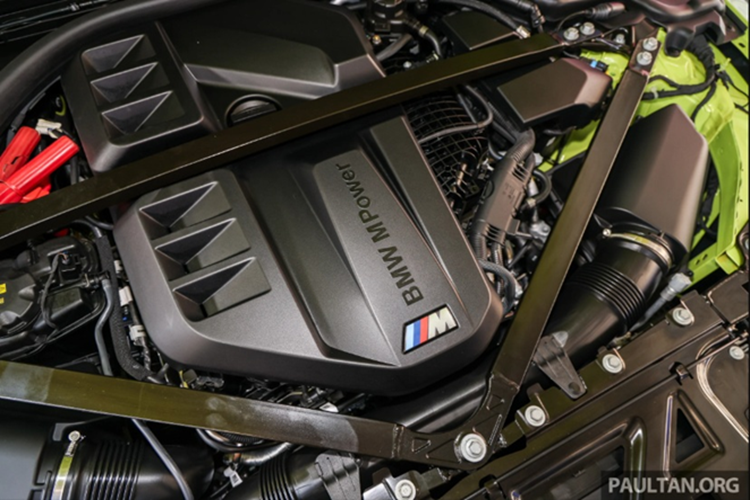 Bên cạnh đó, bảng táp-lô và bệ trung tâm của xe còn được ốp sợi carbon M, trần xe bọc Alcantara màu than chì, trong khi các nút điều khiển được hoàn thiện bằng kim loại sáng bóng, góp phần tạo nên không gian lái đậm chất thể thao nhưng vẫn sang trọng.