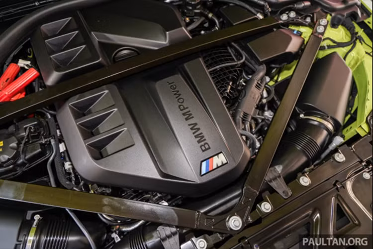 Bên cạnh đó, bảng táp-lô và bệ trung tâm của xe còn được ốp sợi carbon M, trần xe bọc Alcantara màu than chì, trong khi các nút điều khiển được hoàn thiện bằng kim loại sáng bóng, góp phần tạo nên không gian lái đậm chất thể thao nhưng vẫn sang trọng.