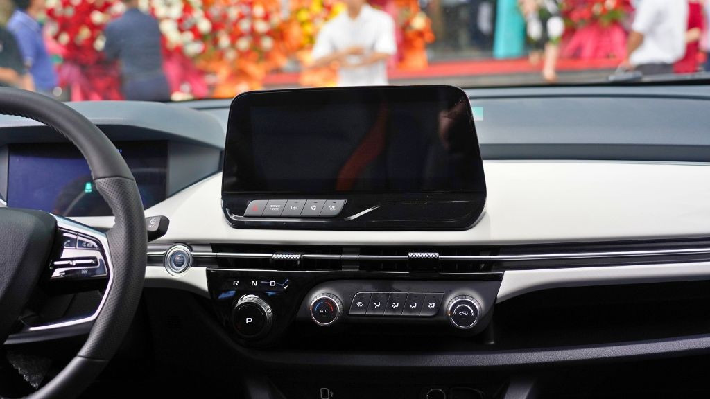 Ngoài ra, xe được trang bị điều hòa có cửa gió cho hàng ghế sau, hệ thống lọc không khí, các cổng sạc USB và nguồn 12V ở cả trước và sau. Ghế lái chỉnh tay 6 hướng, ghế phụ chỉnh tay 4 hướng. Ghế lái có thông gió và làm mát ghế, giúp giảm nhiệt cho người ngồi trong xe.