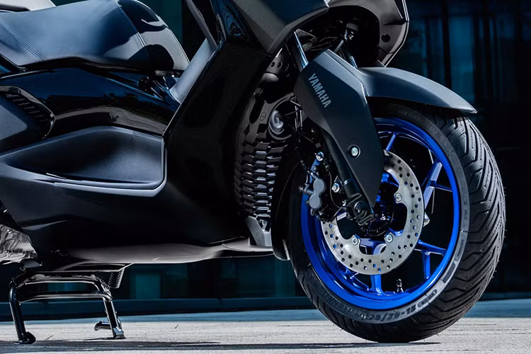 Bên cạnh đó là màn hình LCD đơn sắc 3,2 inch phục vụ các thông tin vận hành cơ bản như tốc độ, mức xăng, hành trình. Đáng chú ý, XMAX 300 2025 có kính chắn gió có thể điều chỉnh điện, đây là trang bị thường chỉ thấy trên các mẫu xe phân khối lớn cao cấp.