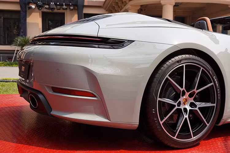 911 sở hữu cụm đồng hồ kỹ thuật số hoàn toàn, cung cấp tới bảy chế độ hiển thị, bao gồm một chế độ hiển thị Classic độc quyền dựa trên thiết kế truyền thống với năm đồng hồ tròn, trong đó có một đồng hồ vòng tua chính giữa.