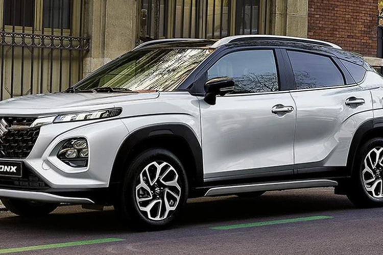 Ngoài ra, xe còn có giá nóc để tăng thêm dáng vẻ của một mẫu SUV thực thụ. Thêm vào đó là bộ mâm 16 inch, sử dụng lốp 195/60R16 với lực cản lăn thấp, giúp tiết kiệm nhiên liệu. Tất cả các phiên bản đều được trang bị ăng-ten vây cá mập trên nóc.