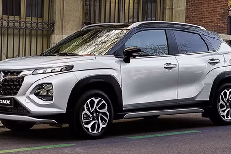 Ngoài ra, xe còn có giá nóc để tăng thêm dáng vẻ của một mẫu SUV thực thụ. Thêm vào đó là bộ mâm 16 inch, sử dụng lốp 195/60R16 với lực cản lăn thấp, giúp tiết kiệm nhiên liệu. Tất cả các phiên bản đều được trang bị ăng-ten vây cá mập trên nóc.