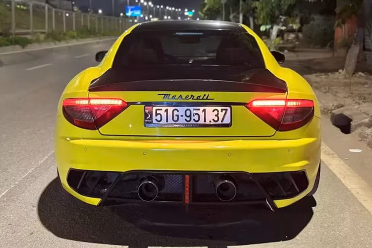 Bên trong khoang lái có nội thất bọc da màu kem cùng các chi tiết carbon. Chiếc Maserati Granturismo này đã được trang bị màn hình cảm ứng kích thước lớn.