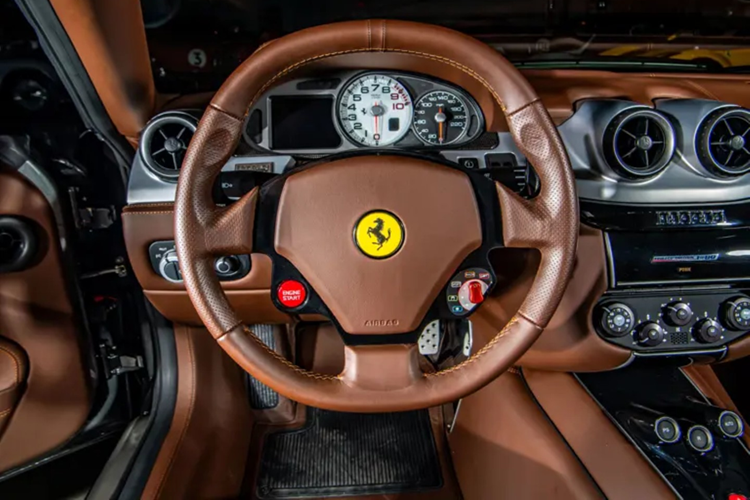 Ở phía trước, các đường ống dẫn khí làm mát lớn hơn tại cản trước tạo sự nổi bật giữa SA Aperta so với phiên bản mui kín. Trong khi cản sau và bệ carbon cũng được tái thiết kế. Các kỹ sư Maranello đảm bảo mẫu xe mui trần vẫn đáp ứng độ cứng và trọng lượng tăng thêm 17 kg so với GTB.