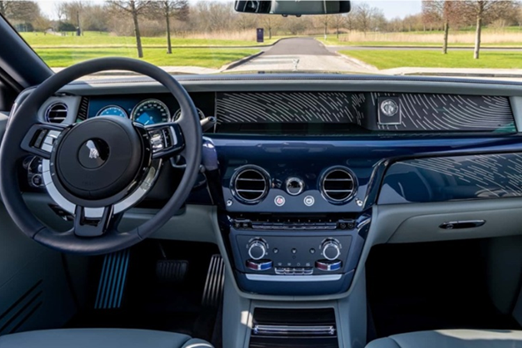 Không chỉ khác biệt trong chiến lược kinh doanh, Rolls-Royce còn kiên định với triết lý thiết kế riêng. Thay vì lạm dụng logo hoặc theo đuổi xu hướng màn hình kỹ thuật số cỡ lớn như nhiều đối thủ, hãng chọn lối thể hiện tinh tế và tiết chế.