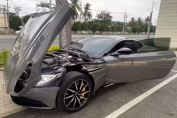 Thiết kế quý tộc, nội thất sang trọng, và cửa cánh chim 45 độ là những điểm sáng trên Aston Martin DB11 V8, vì thế, nó được các đại gia Việt rất ưa chuộng, với đâu đó gần 12 xe được nhập về nước, nhanh chóng tìm thấy chủ nhân trải nghiệm.