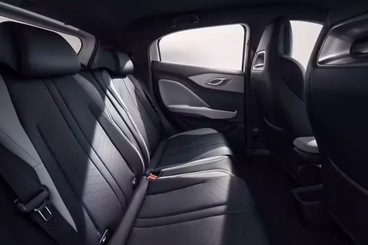 Tuy nhiên, do nhẹ hơn nên phiên bản Active có khả năng tăng tốc từ 0-100 km/h trong 11,1 giây, nhanh hơn một chút so với con số 12,1 giây của bản Boost. Phiên bản Comfort cũng sử dụng cùng loại pin BYD Blade và có tốc độ sạc như bản Boost nhưng được trang bị mô-tơ điện mạnh hơn với công suất tối đa 154 mã lực.