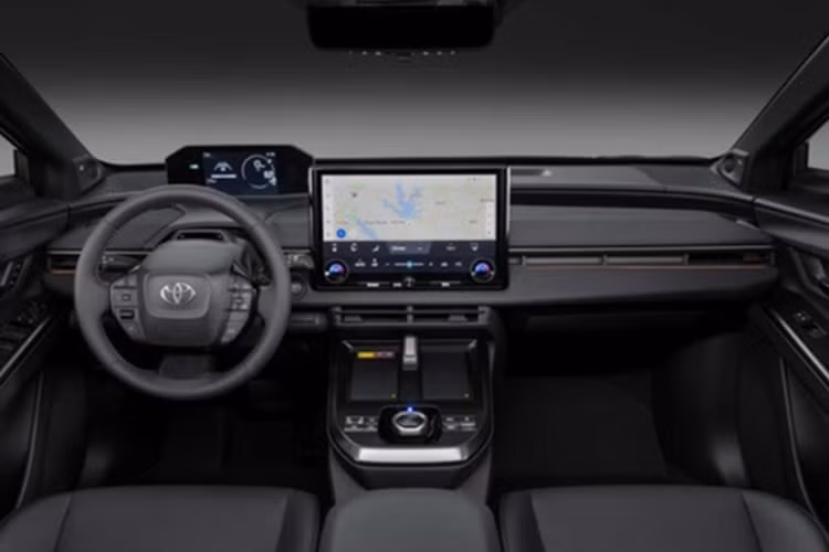 Khoang cabin của bZ Woodland được thiết kế theo phong cách tối giản nhưng vẫn đầy đủ tiện nghi. Xe được trang bị màn hình giải trí trung tâm 14 inch, vô-lăng tích hợp phím chức năng, cụm đồng hồ kỹ thuật số riêng biệt và ghế trước bọc chất liệu SofTex có sưởi.