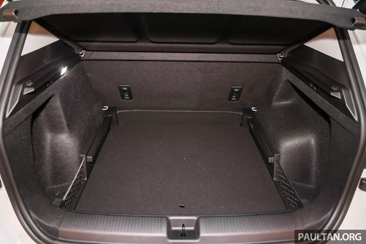 Dù ở phiên bản nào, xe cũng có 7 túi khí, đèn pha tự động, cảm biến áp suất lốp và gói tính năng an toàn chủ động ADAS đầy đủ. MG S5 EV 2025 sở hữu kích thước dài x rộng x cao lần lượt 4.476 x 1.849 x 1.621 mm