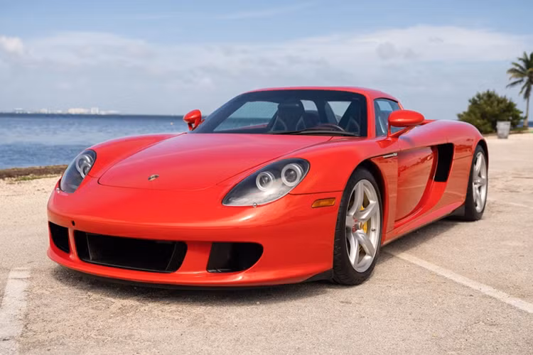 Đi kèm với động cơ này là hộp số sàn 6 cấp và hệ dẫn động cầu sau. Người bán cũng cho biết đã nâng cấp hộp số với bộ ly hợp mới nhằm tối ưu cảm giác lái.