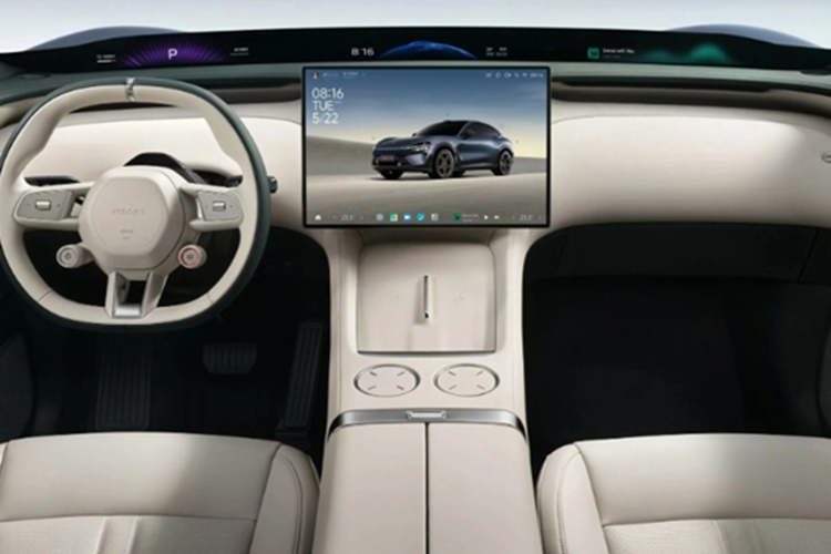 Được bố trí ở vị trí xa người điều khiển, HyperVision không chỉ giúp tăng độ trung thực của hình ảnh mà còn góp phần giảm thiểu sự xao nhãng - yếu tố then chốt đảm bảo an toàn khi lái xe. YU7 sẽ có ba tùy chọn hệ truyền động. Phiên bản YU7 RWD tiêu chuẩn được trang bị một motor điện đặt trục sau, cho công suất 315 mã lực.