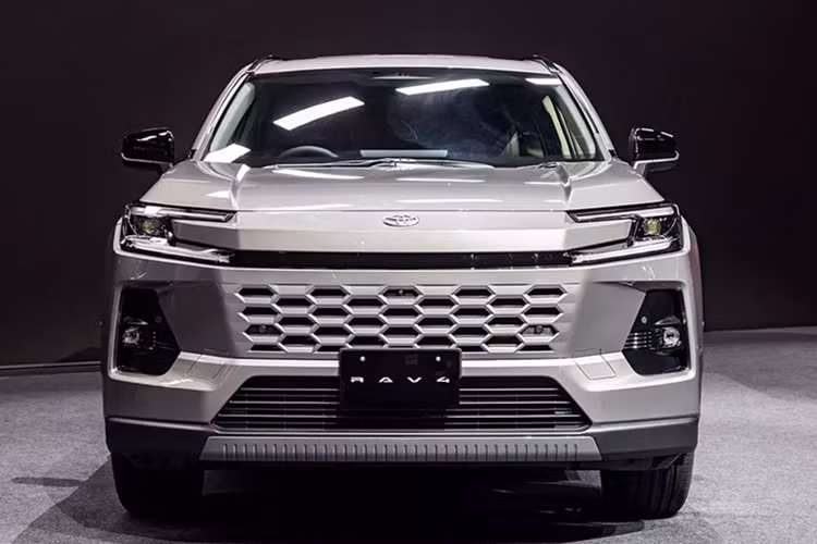 Toyota RAV4 thế hệ mới tiếp tục dùng cơ sở gầm bệ GA-K cũ nhưng được cải tiến để tăng độ cứng xoắn và độ cứng của hệ thống treo. Xe sở hữu kích thước dài x rộng x cao lần lượt 4.600 x 1.855 x 1.680 mm và chiều dài cơ sở 2.690 mm. So với thế hệ cũ, xe chỉ thấp hơn 5 mm.