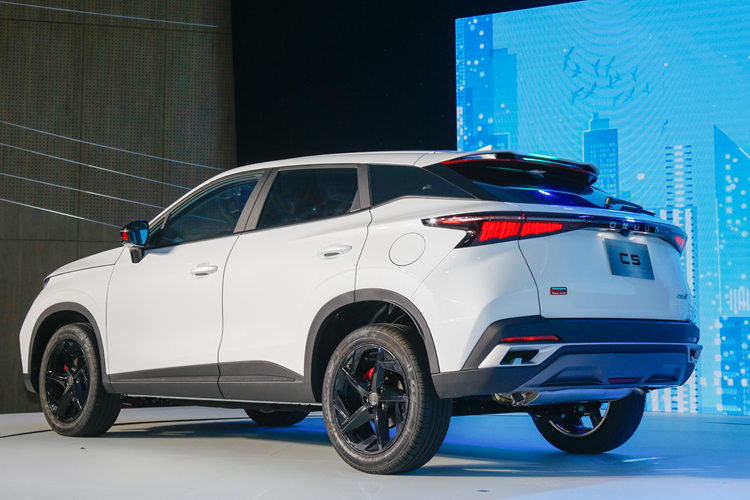 Tính năng ra lệnh giọng nói, đèn viền nội thất 64 màu, sạc không dây 50W, cửa sổ trời và điều hòa tự động 2 vùng độc lập, tích hợp bộ lọc bụi PM2.5. Trang bị an toàn của xe cũng khá đầy đủ với 6 túi khí, hệ thống phanh tự động AEB, hỗ trợ lái xe khi tắc đường TJA, hỗ trợ lái tự động ICA và giữ làn trong trường hợp khẩn cấp ELK.