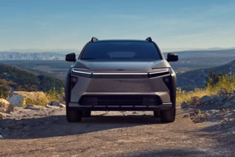 Mẫu SUV điện này được trang bị cụm pin dung lượng 74,7 kWh, cho quãng đường hoạt động khoảng 418 km/lần sạc. Khả năng sạc nhanh cũng được đảm bảo, với thời gian từ 10 - 80% chỉ trong khoảng 30 phút. Đặc biệt, cổng sạc tiêu chuẩn NACS giúp xe dễ dàng sử dụng hạ tầng trạm sạc Tesla Supercharger đang phổ biến tại Mỹ.