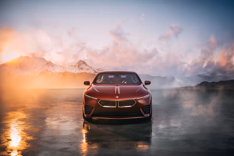 BMW Concept Speedtop mang vẻ ngoài quyến rũ đầy chất “Gran Turismo”, với thân xe dài và phần mui cố định kéo dài về phía sau – khác biệt hoàn toàn so với người anh em Skytop mui trần từng được ra mắt trước đó.