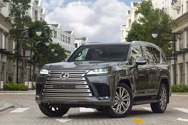 Phần đầu xe vẫn sử dụng lưới tản nhiệt hình con suốt cỡ lớn trên đầu xe nhưng cách bố trí nan kép nằm ngang rất ấn tượng. Xe sở hữu đèn pha và đèn hậu LED cá tính cùng với đó là thiết kế đậm chất các dòng xe Lexus LX.