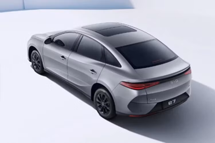 So với Tesla Model 3, BYD e7 dài hơn khoảng 60 mm. Xe có kích thước dài x rộng x cao lần lượt là 4.780 x 1.900 x 1.515 mm và chiều dài cơ sở 2.820 mm. Xe khá nhẹ với trọng lượng không tải từ 1.499 - 1.566 kg.