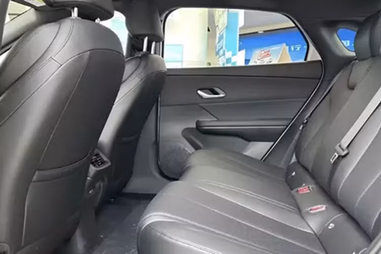 Trong khi đó, cụm điều khiển trung tâm tích hợp một hộc đựng điện thoại và hàng nút bấm vật lý. Ngoài ra, BYD e7 còn có một ngăn chứa đồ rộng rãi ở giữa hàng ghế trước, tích hợp cổng USB và ổ điện. Màn hình cảm ứng trung tâm 15,6 inch - kích thước phổ biến trên các mẫu BYD - cũng là điểm nhấn của khu vực nội thất.