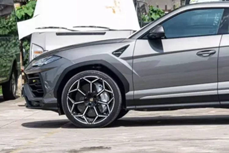 Về độ mới của chiếc Urus đang được rao bán không phải bàn cãi, xe đăng ký tháng 8 năm 2024, và còn chế độ bảo hành đến năm 2027.