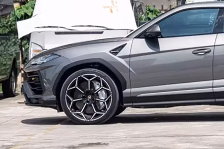 Về độ mới của chiếc Urus đang được rao bán không phải bàn cãi, xe đăng ký tháng 8 năm 2024, và còn chế độ bảo hành đến năm 2027.