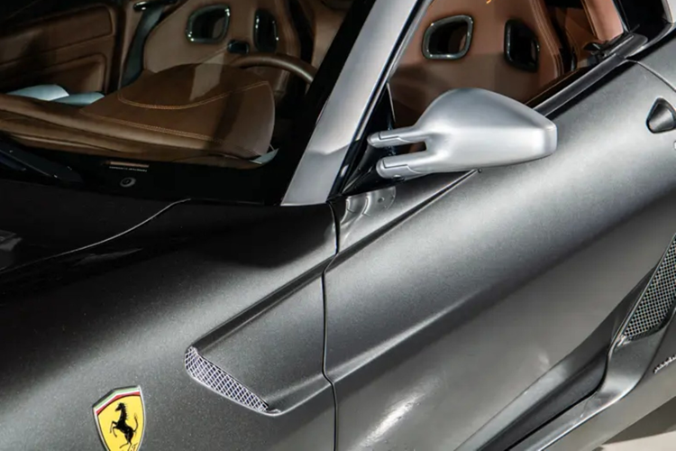 Xe còn có bộ mâm 5 chấu 20 inch độc đáo, sử dụng lốp 245/35 ZR20 ở phía trước và lốp 305/35 ZR20 phía sau, cùng với phanh gốm carbon cho khả năng dừng tối ưu. Tuy nhiên, cấu hình của SA Aperta mềm hơn GTO vì Ferrari cho rằng mẫu xe này không săn thời gian vòng đua.