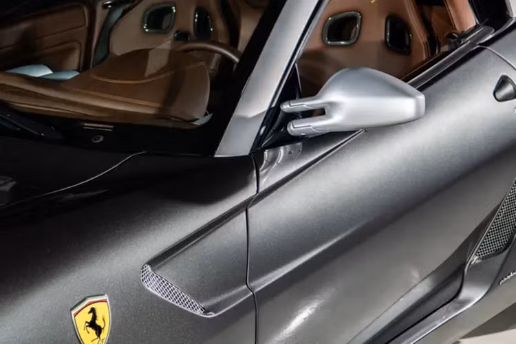 Xe còn có bộ mâm 5 chấu 20 inch độc đáo, sử dụng lốp 245/35 ZR20 ở phía trước và lốp 305/35 ZR20 phía sau, cùng với phanh gốm carbon cho khả năng dừng tối ưu. Tuy nhiên, cấu hình của SA Aperta mềm hơn GTO vì Ferrari cho rằng mẫu xe này không săn thời gian vòng đua.